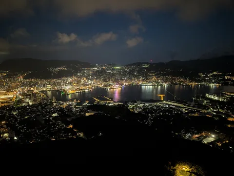 煌めく港町の夜景