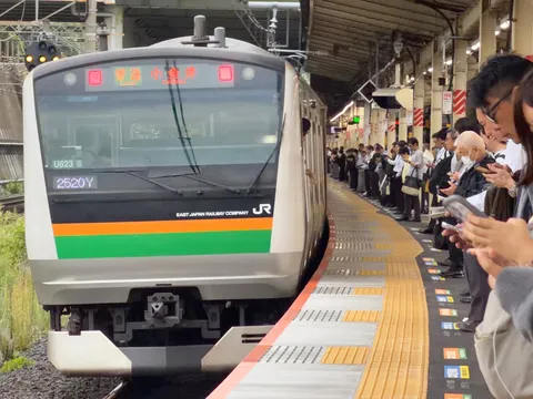 ホームに並ぶ人と列車の一瞬
