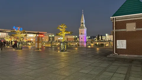 夜景と鐘楼が刻む静かな想い