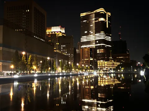 夜景の水鏡、光のシンフォニー
