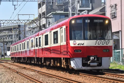 街に映える赤い列車