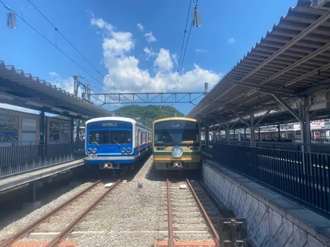 二つの電車、旅の始まり