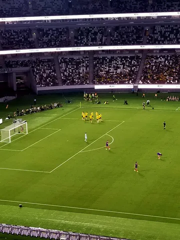 静寂のスタジアム、試合前のひととき