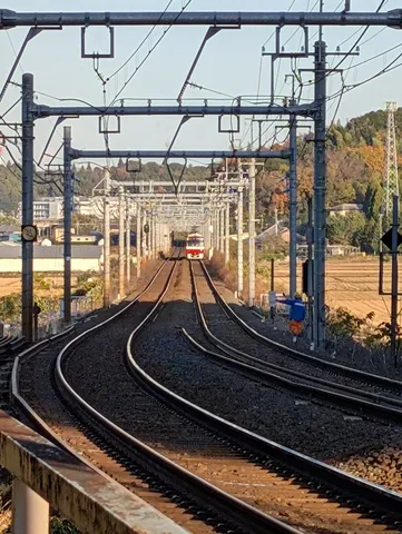 信号待ちの特急列車