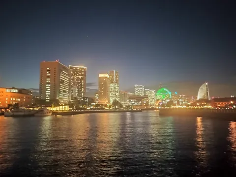 煌めく夜景、水面の光のシンフォニー