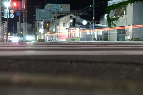 夜の交差点、光の軌跡