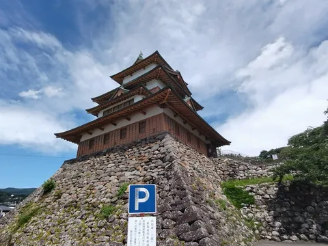 歴史を感じる石垣と青い空