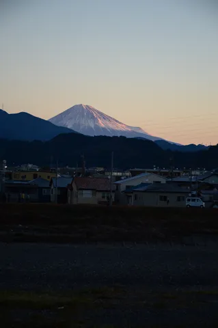 夕陽に染まる富士、静かな町の息吹