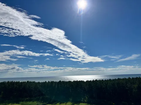 水平線に広がる青と白の世界