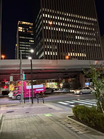 都会の夜に灯る光景
