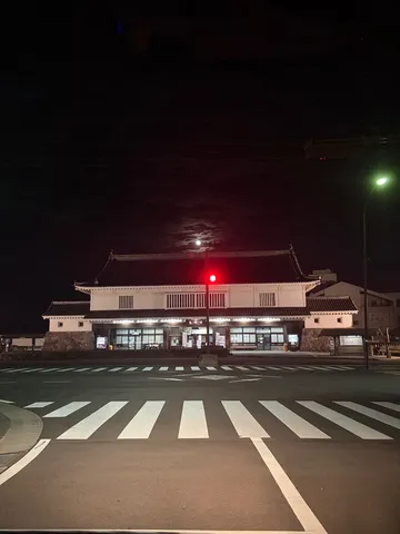 夜の門前に灯る静寂