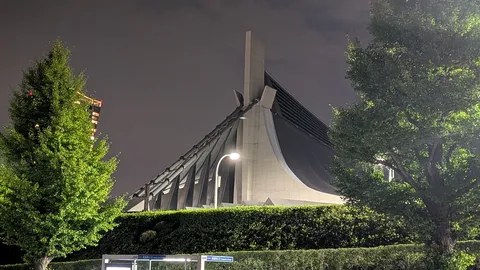 夜空にそびえる近未来建築