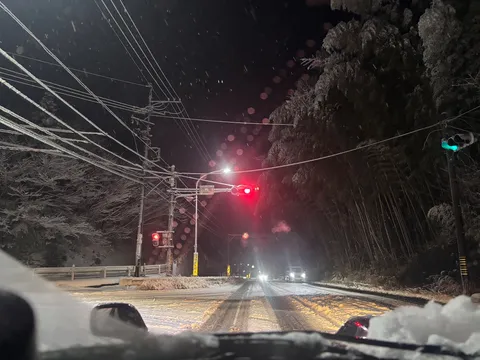 雪化粧の信号、凍てつく夜道