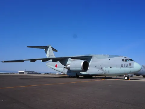 青空の下、巨人が翼を休める
