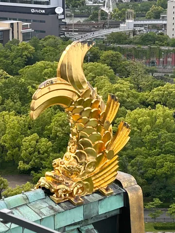 黄金の龍、天空を舞う