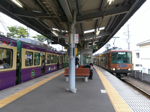 二つの電車が交差する駅の風景
