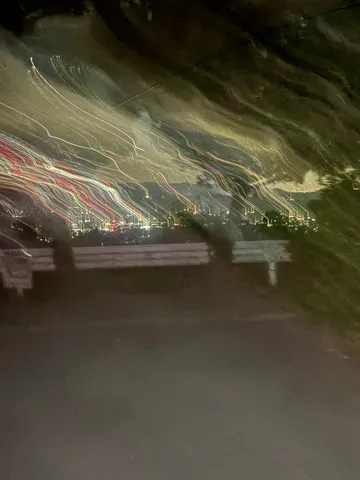 夜景を駆ける光の軌跡