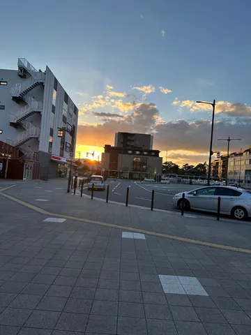 夕暮れの街角に漂う光