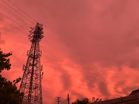 夕焼けと鉄塔