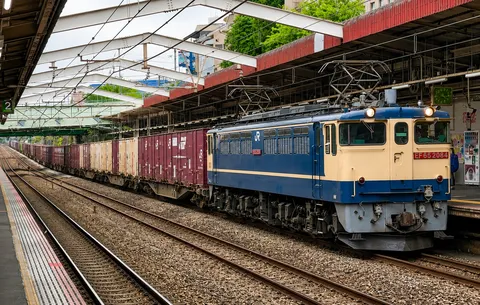 静かに駅を進む貨物列車