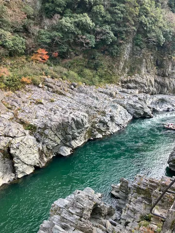 緑深き渓谷、水面の輝き