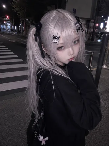 夜の横断歩道、銀髪の少女