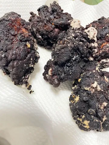 黒くて荒れたお菓子の塊