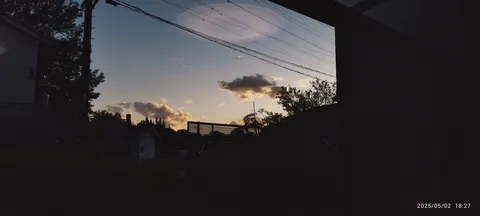 夕暮れの影と静かな空