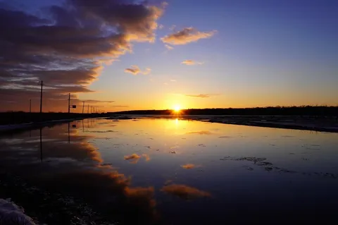 水鏡に映る、夕暮れの空