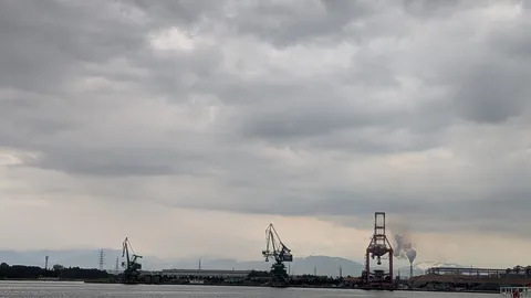 港湾の重機と曇り空