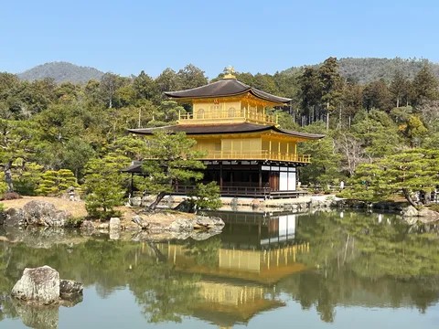 金閣寺、水面に映る姿も完璧！