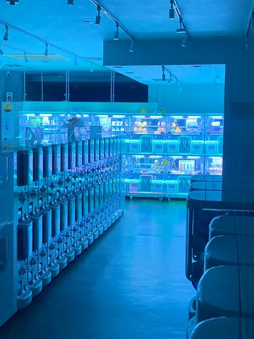 青い光に包まれたゲームセンター