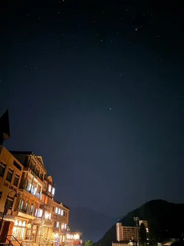 満点の星空と街灯りのコントラスト