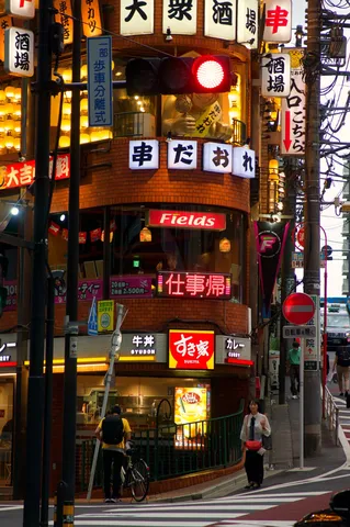 看板と灯の街角ナイト