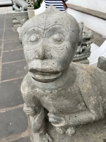 寺院に佇む猿の石像