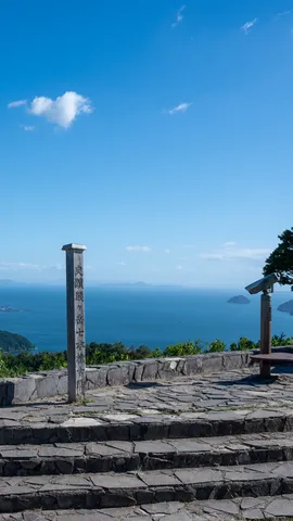 青い海と空、石畳の展望台