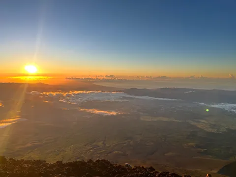 雲海に沈む太陽、天空の叙情詩