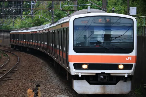 カーブを描く列車の朝