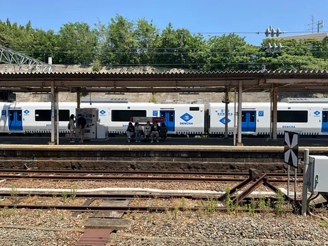 青い電車と夏のプラットホーム