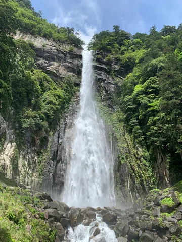 断崖を流れる巨大な滝