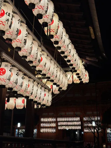 提灯が照らす幻想的な夜