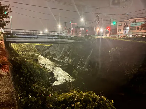 夜の川と橋、雨上がりの幻想
