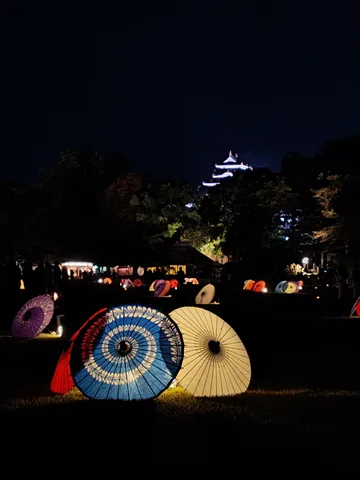 幻想夜間、灯りに浮かぶ傘の聚会