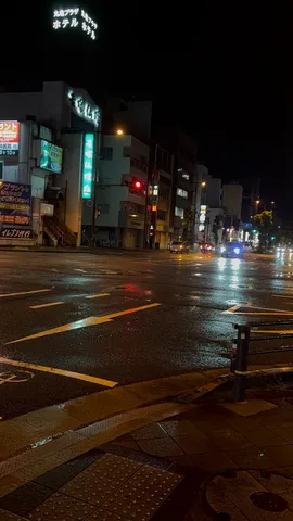 夜の濡れた街灯の余韻