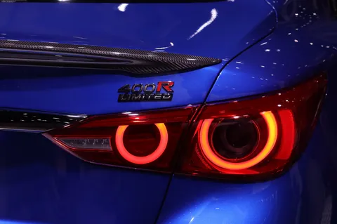 青いボディに宿る赤い眼差し