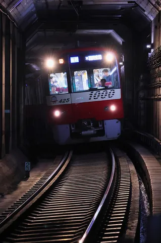 トンネルを抜ける地下鉄の軌跡
