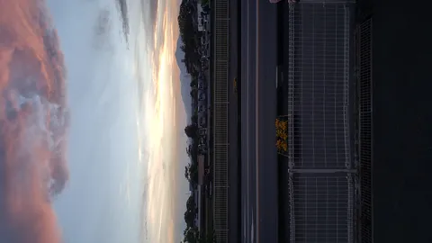 茜色の空と街路