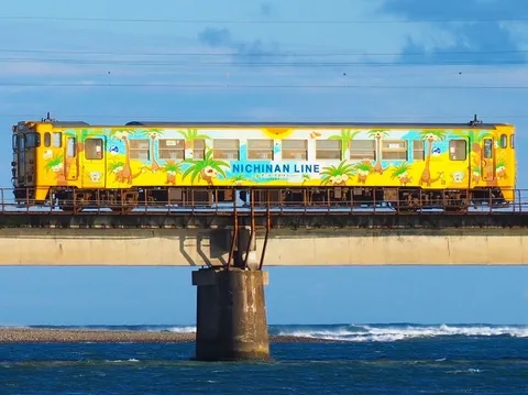青い海と南国の特別列車