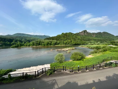清流と緑の山々、穏やかな風景