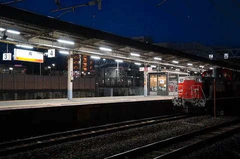 静寂の駅、夜汽車を待つ